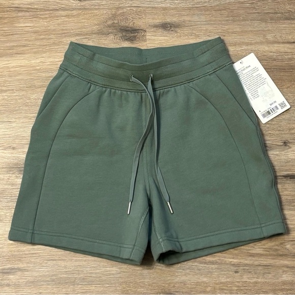 NWT Lululemon Scuba High Rise Shorts 5" Size 4 In Eucalyptus Grey - Picture 1 of 7